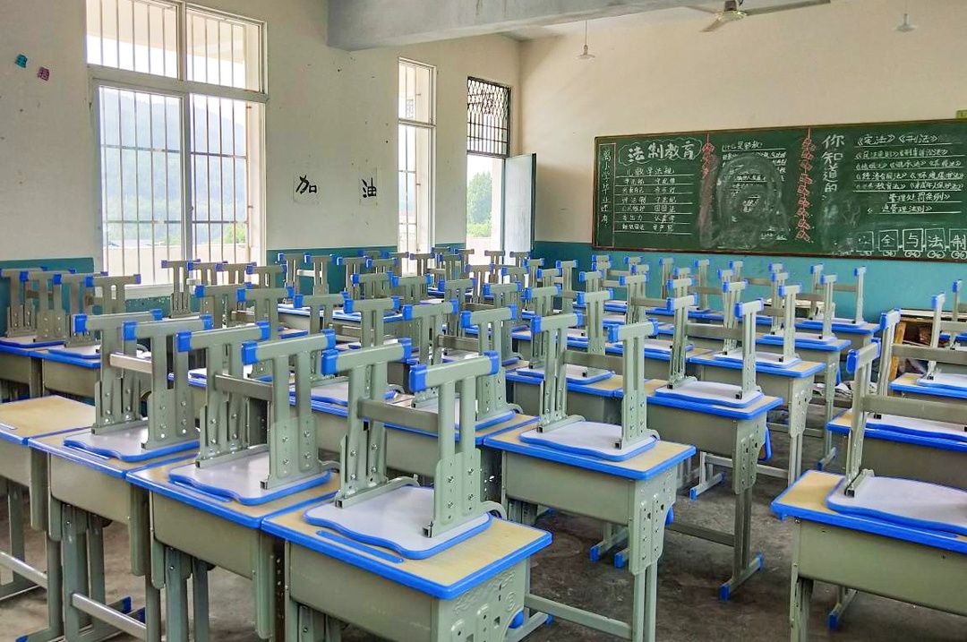 开学季,200套全新的课桌椅亮相中江偏远山区学校