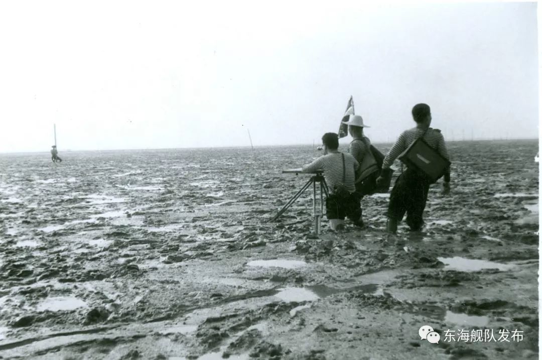 90年代,海测兵跋涉在滩涂中