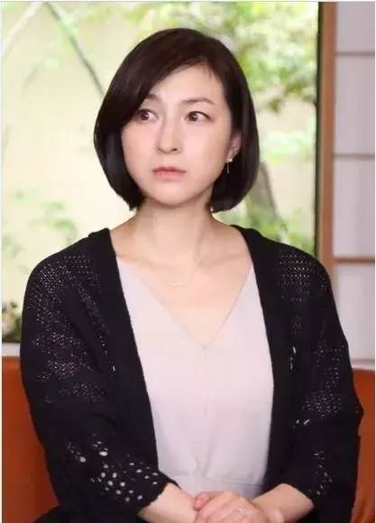 而这次，两人的对手戏更多，似乎还掺杂了一丝情感戏？