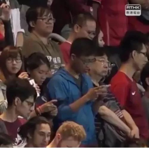 国歌事件:这一幕又发生 部分香港青年在奏唱国歌时发出嘘声 视频截图