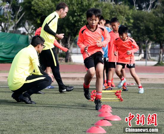 【体育广角镜】中国足球之乡,来了一群外国教