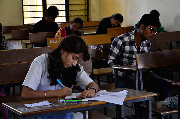 印度作弊产业化:学生只有"一直作弊"和"偶尔作弊"之差