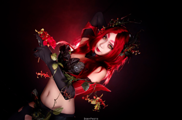 韩国美少女cos《lol》电玩女神琴女 容颜精致胸器逼人