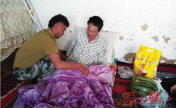 已经可以下地走路了,多亏了那段时间阿不都吾普尔一家人对我的照顾