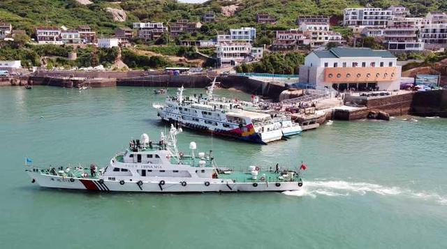 图为舟山海事人员和客轮船员等正在东极庙子湖码头帮助疏散游客返程.