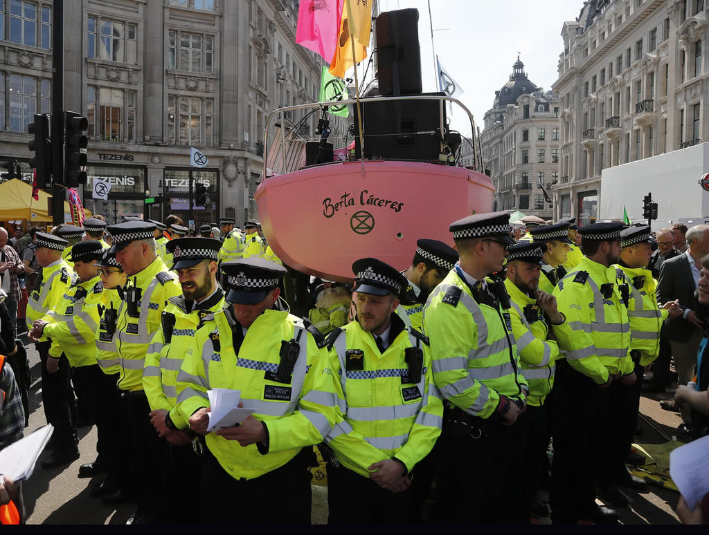 示威中的粉红船/IC Photo