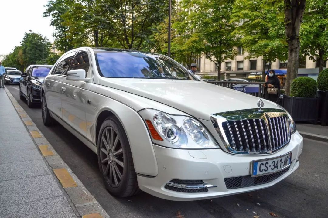 这款车就是迈巴赫landaulet,其采用纯手工打造,全球限量20辆,售价高达