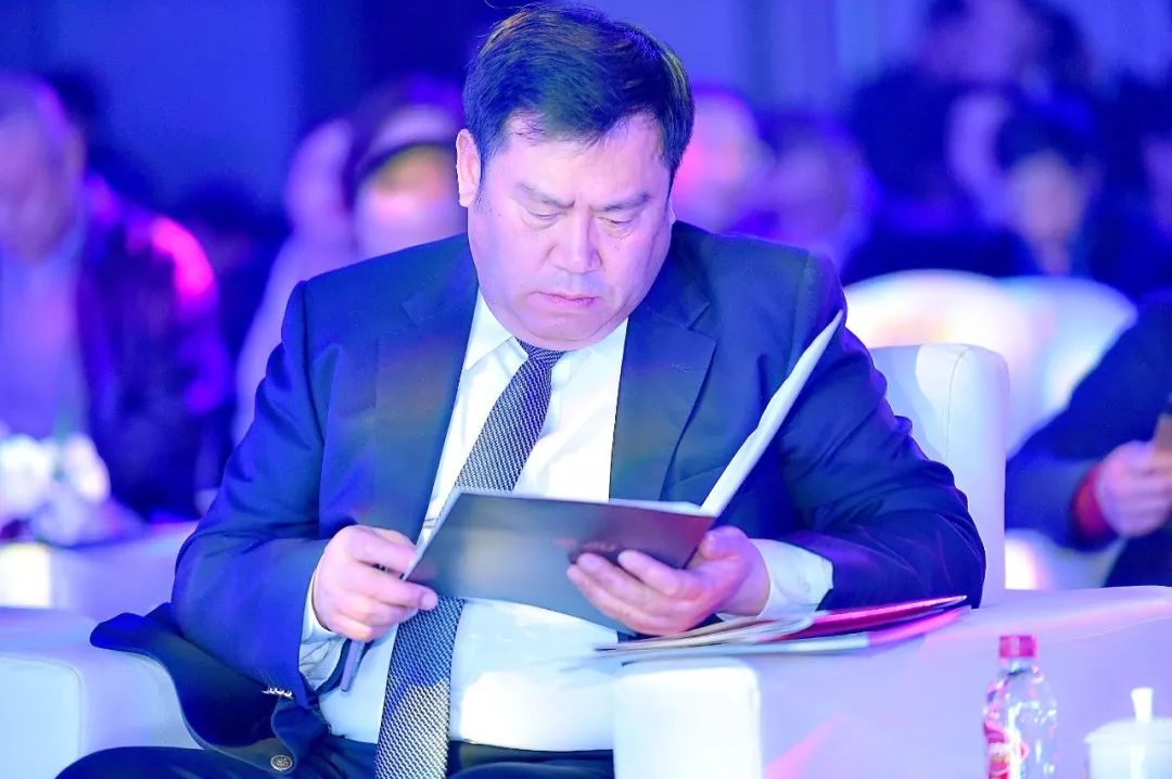 李曙光亲自站台允许政策性亏损这款系列酒凭什么语音深度观察