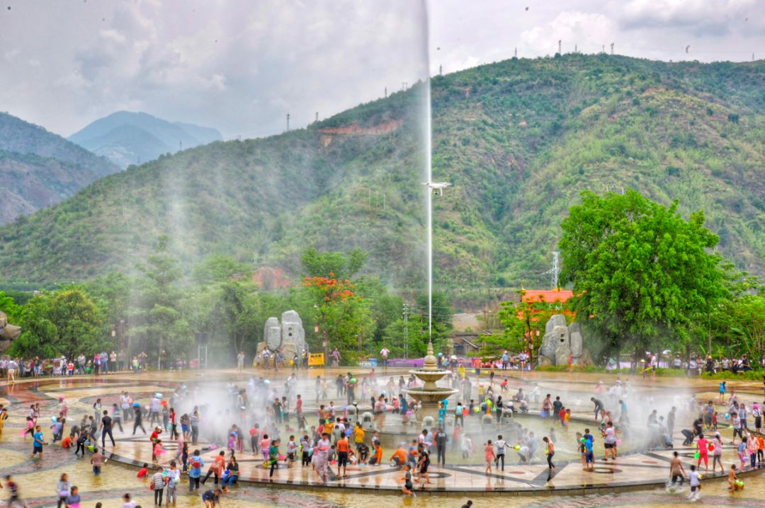 新平戛洒上演湿身大战花腰傣沐浴节狂欢活动精彩启幕