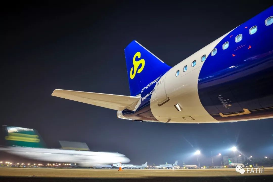 Booking缤客和春秋航空合作喷了一架彩绘,还有帅气的机长助阵