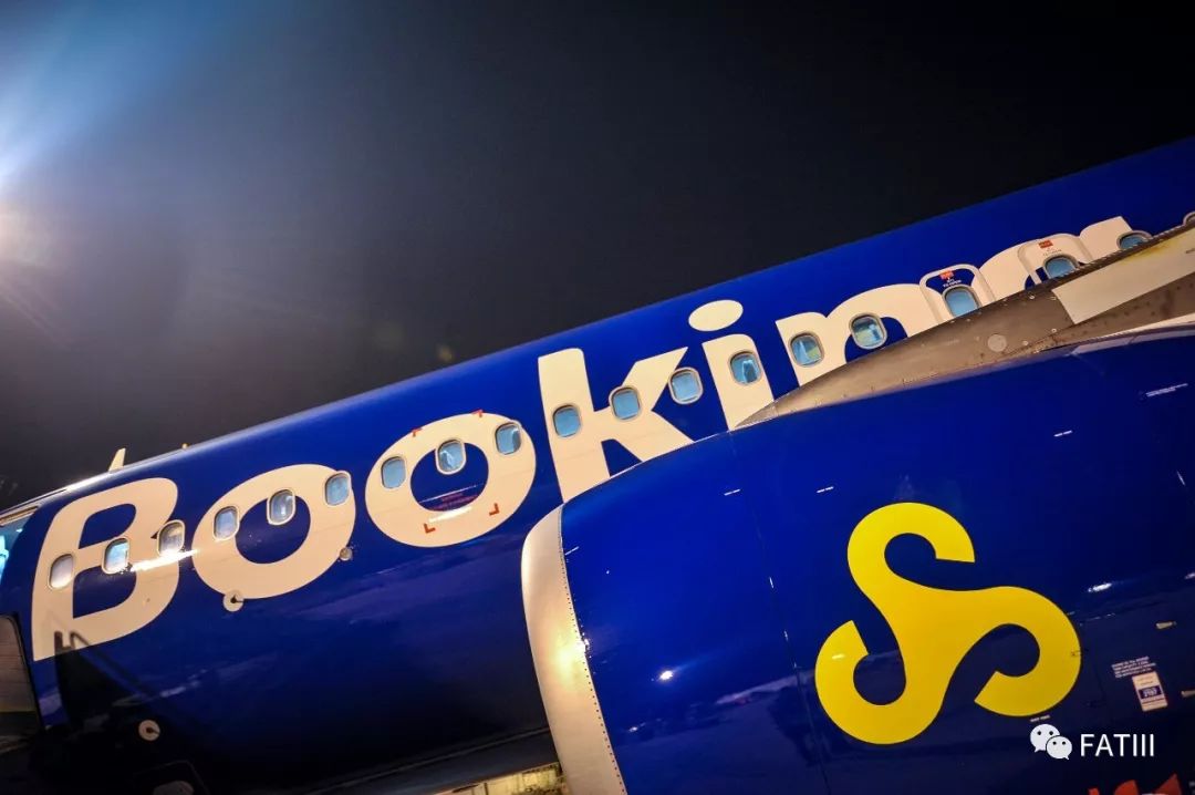 Booking缤客和春秋航空合作喷了一架彩绘,还有帅气的机长助阵