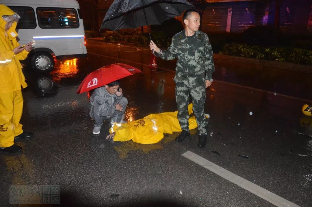 外卖小哥遭遇车祸,武警官兵紧急施救