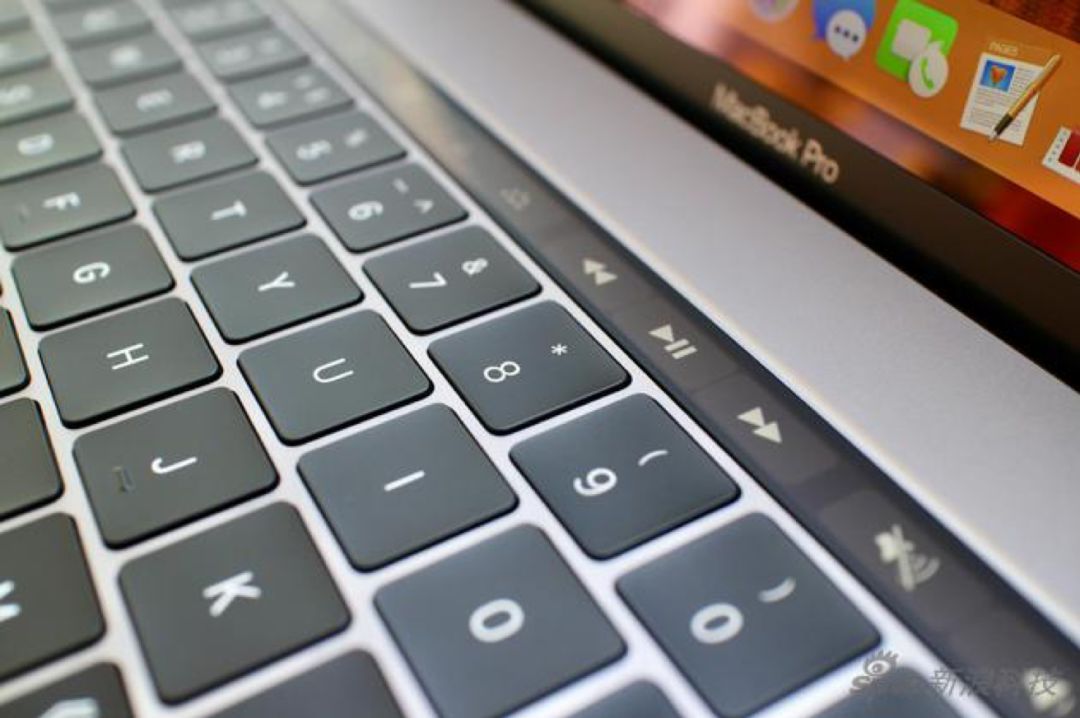 在新macbook pro上,苹果带来了第三代蝶式键盘,他们给键盘下放了层