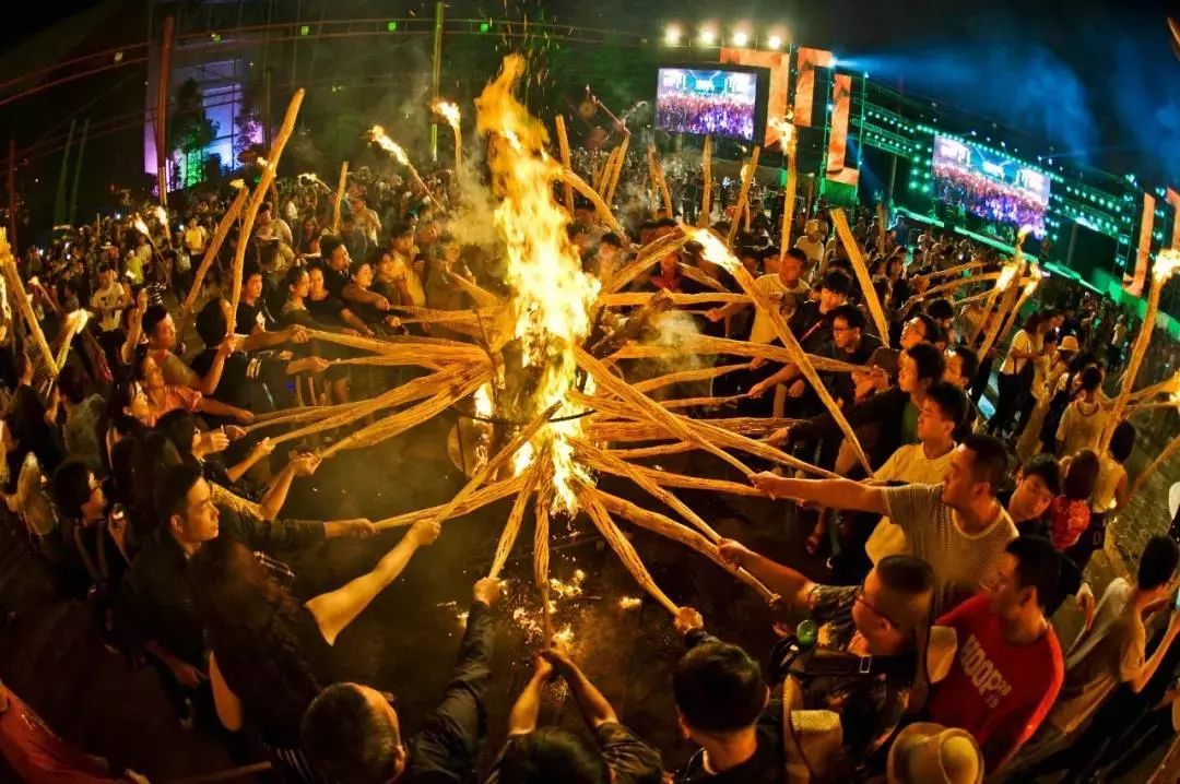 火起来八月来云南玩火