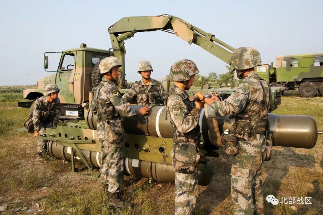 第79集团军某旅组织昼夜实战化实弹射击演练