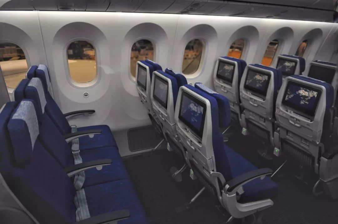嫌飞机太挤有航空公司开售占座票一人可买多座位享受更宽敞空间你怎么