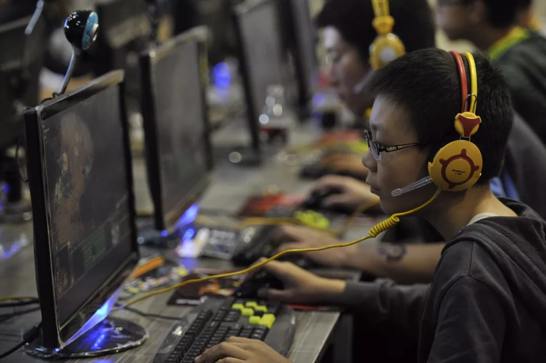 青少年在网吧组队"吃鸡".图片来源:视觉中国