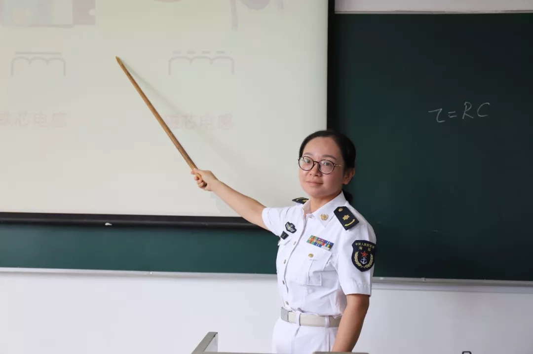 三尺讲台外,原来你是这样的教员……|教员|讲台|军校_新浪军事_新浪网