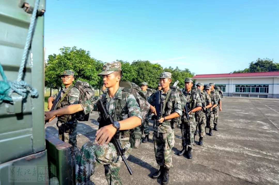 放假不忘战备,南部战区陆军某侦察连担任战备值班,中秋来临前根据计划