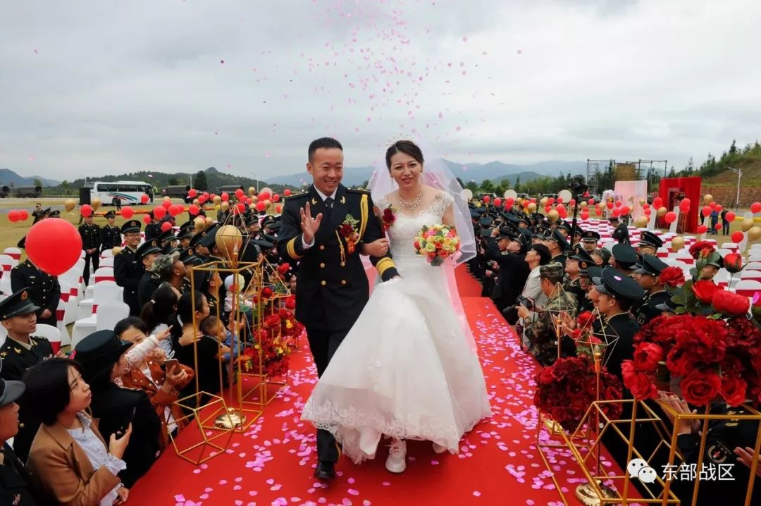 火箭军版集体婚礼,新郎怎样"点秋香"?