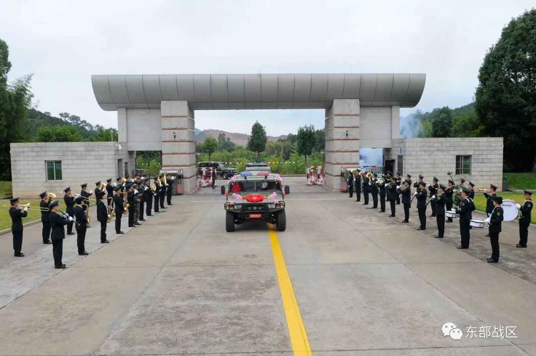 火箭军版集体婚礼新郎怎样点秋香