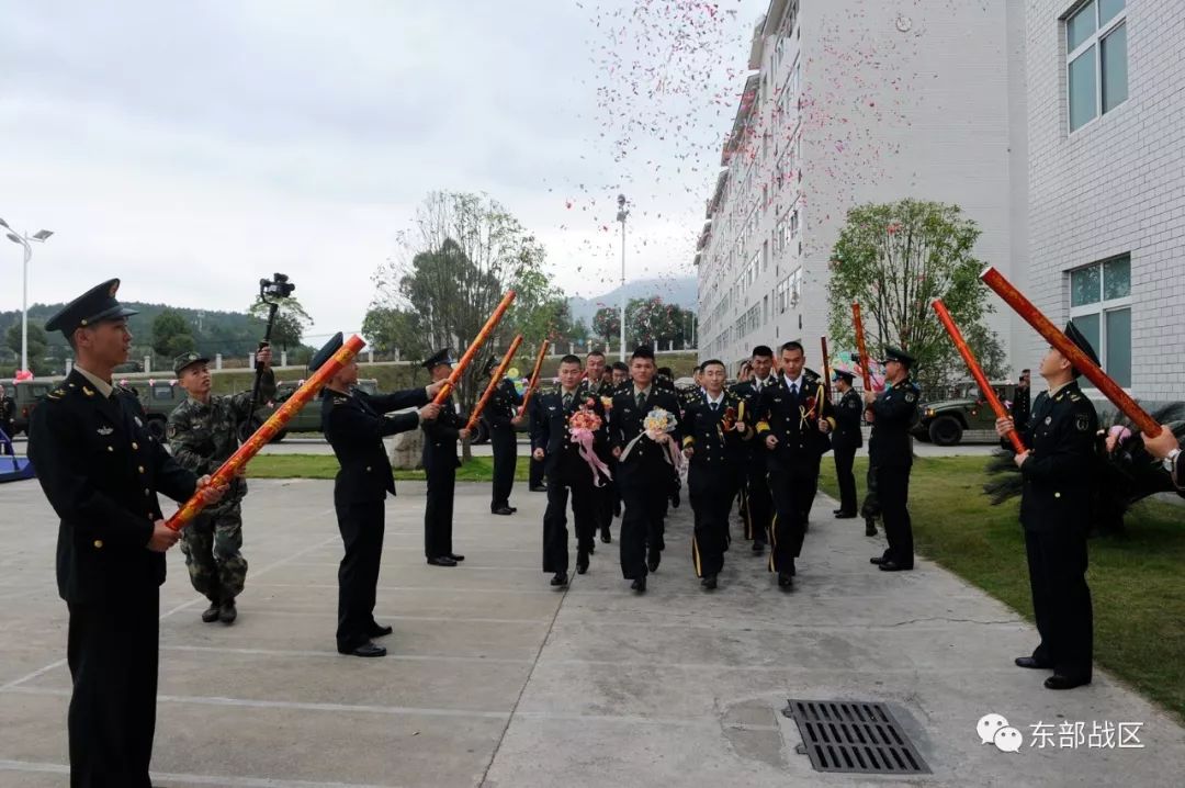 火箭军版集体婚礼,新郎怎样"点秋香"?