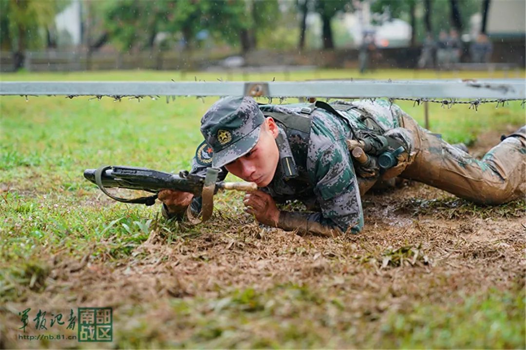 条身影从出发地线一跃而起,只见他们双手端枪,屈身前进,观察敌情,卧倒