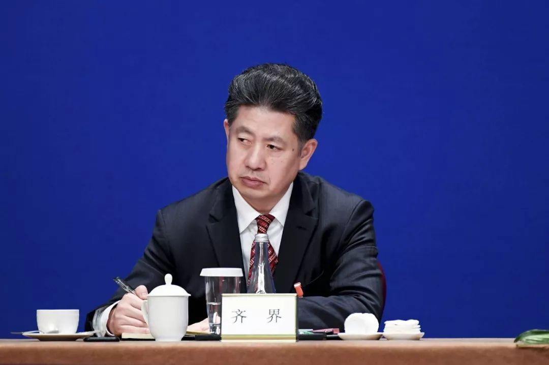 (图为齐界)哲学系出身的齐界学习能力极强,毕业后先后获得了注册会计