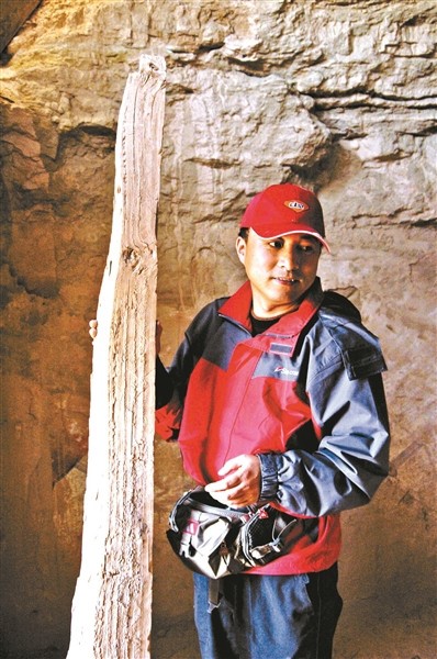 2005年王旭东在新疆楼兰壁画做现场抢救性支顶