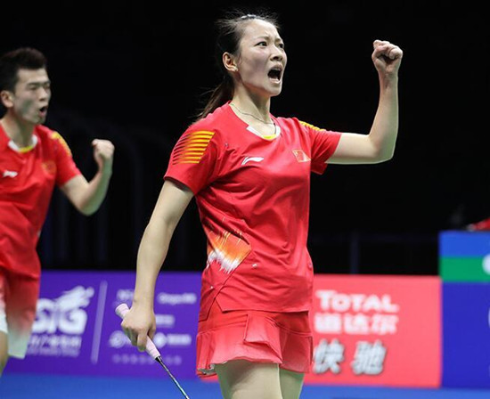 图说:郑思维/黄雅琼收获混双冠军(网络图) 首场女双决赛则是两对日本