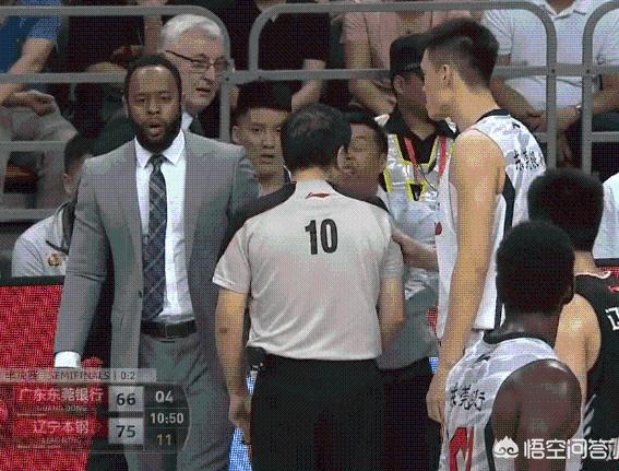 辽宁广东大战,广东老板推搡裁判,吃T却不罚球
