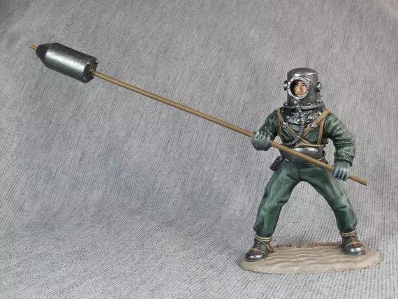 比神风特攻还变态,日军躲在海底用竹竿绑上水雷捅美国军舰!