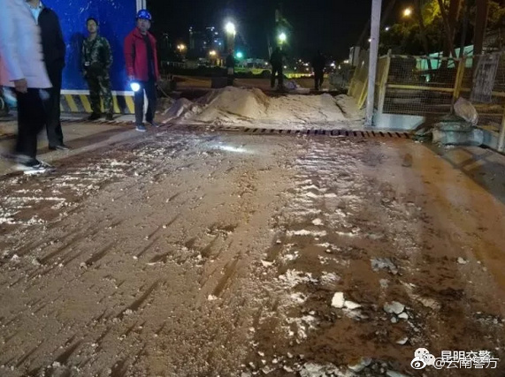 云南一醉汉"夜袭"工地 驾车冲入20米水坑