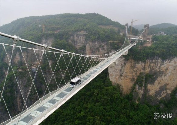 或许是为了迎接五一小长假旅游高峰,湖南张家界大峡谷玻璃桥景区,开始
