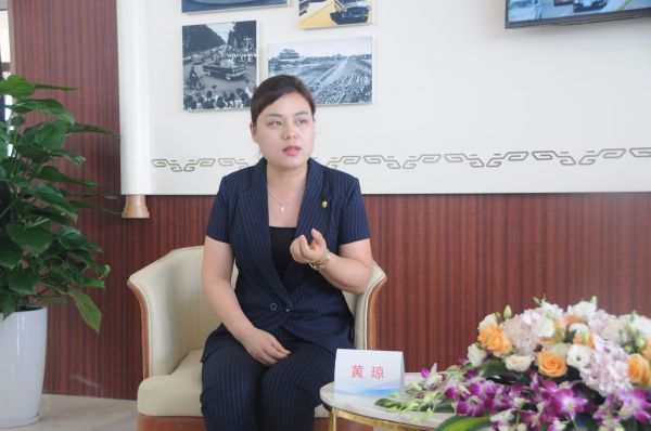 兰天集团业务部长黄琼女士向媒体介绍兰天发展历程