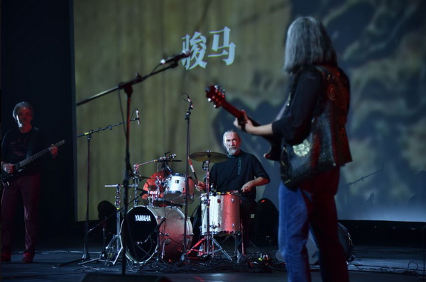 亚塔乐队四位成员,鼓手是一位银色长发,脸如雕塑的老爷子,岁月(和酒精