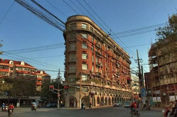 金陵东路上海过街楼最有特色的街道