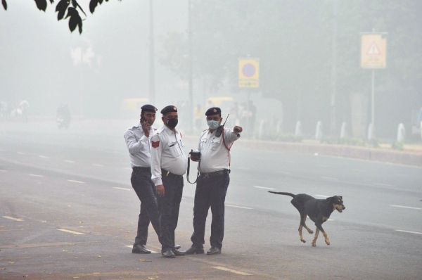 　11月3日，在印度新德里，交警戴口罩在道路上执勤。 新华社发