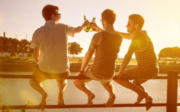 男子找前妻复合 打开家门发现好兄弟躺床上