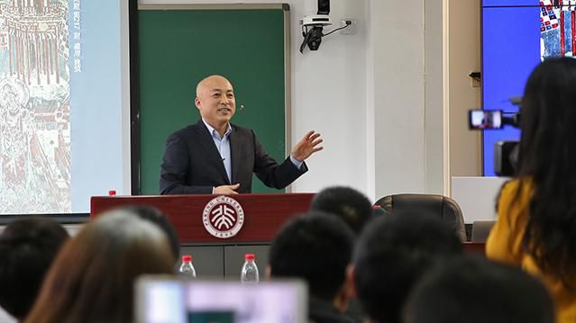 2016年，王旭东在北京大学考古文博学院讲座。图/敦煌研究院官网