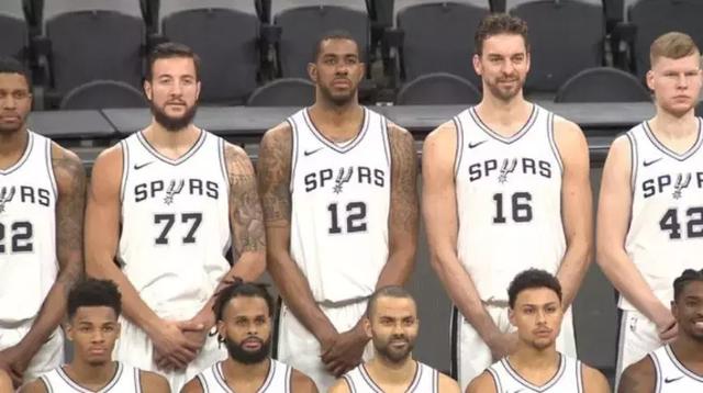 nba:马刺全家福!怎么看老头子跟面瘫都在奸笑,是有什么阴谋?