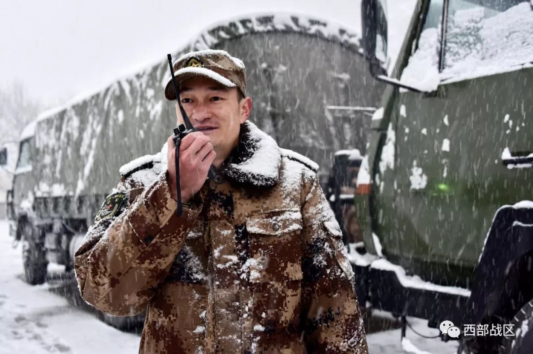 暴风雪来袭看汽车兵怎么做