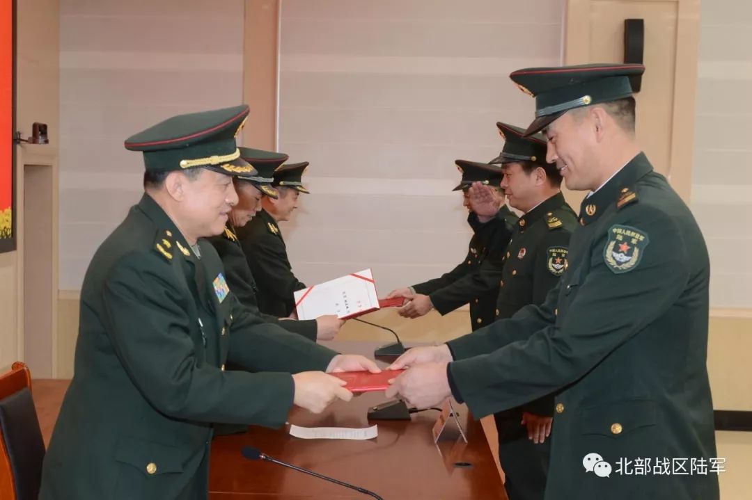 荣耀隆重!第79集团军为17名高级士官举行晋升军衔仪式