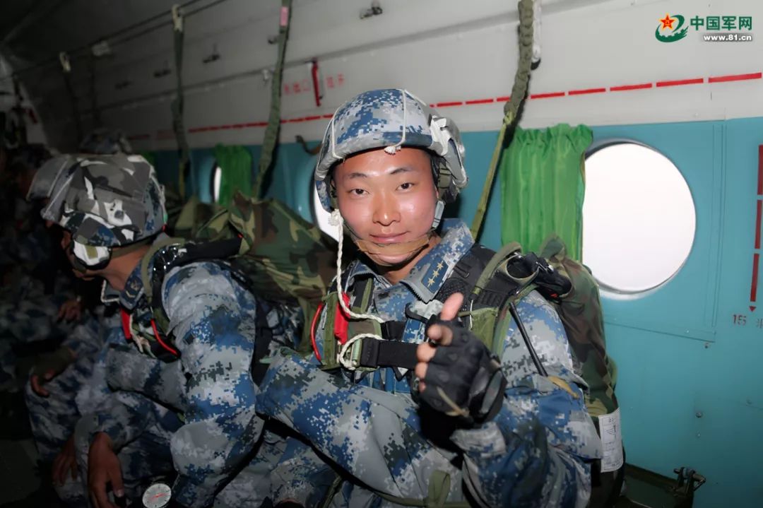 三无条件下也敢跳看雷神突击队的兵哥哥实力炫技