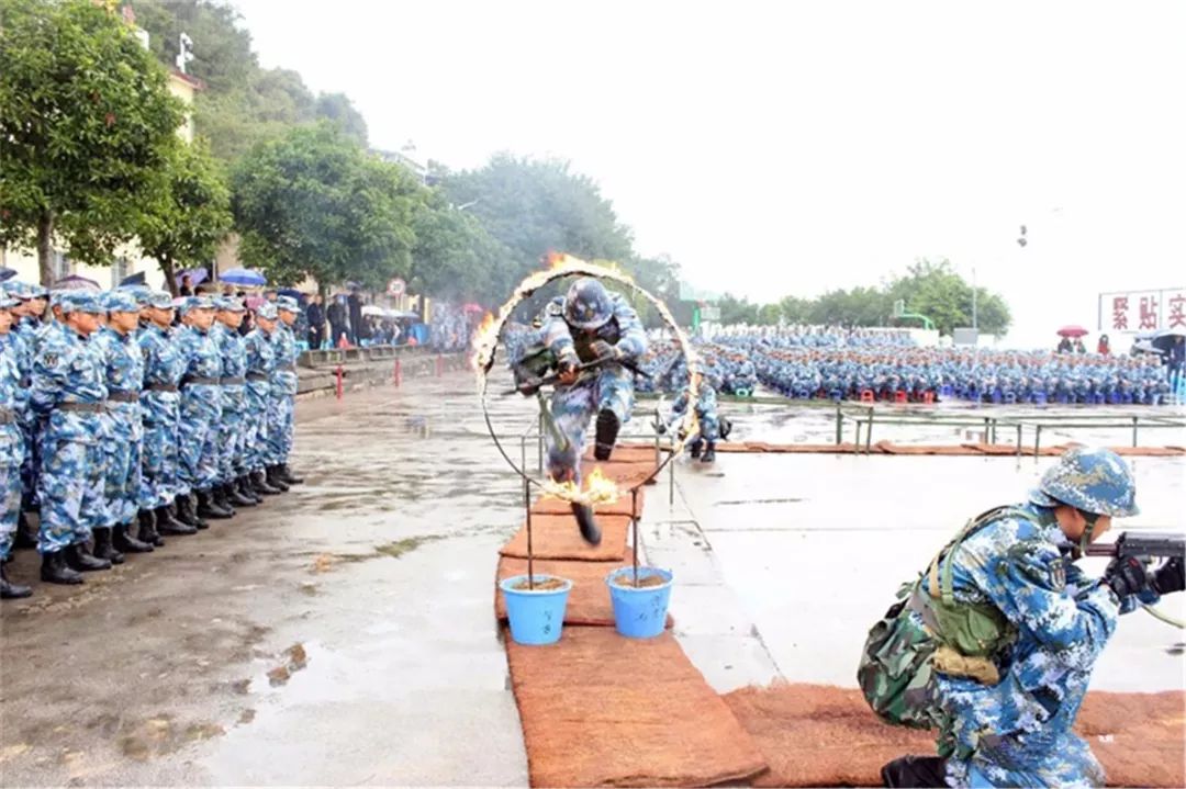 五一节看兵哥哥劳动的最美姿态
