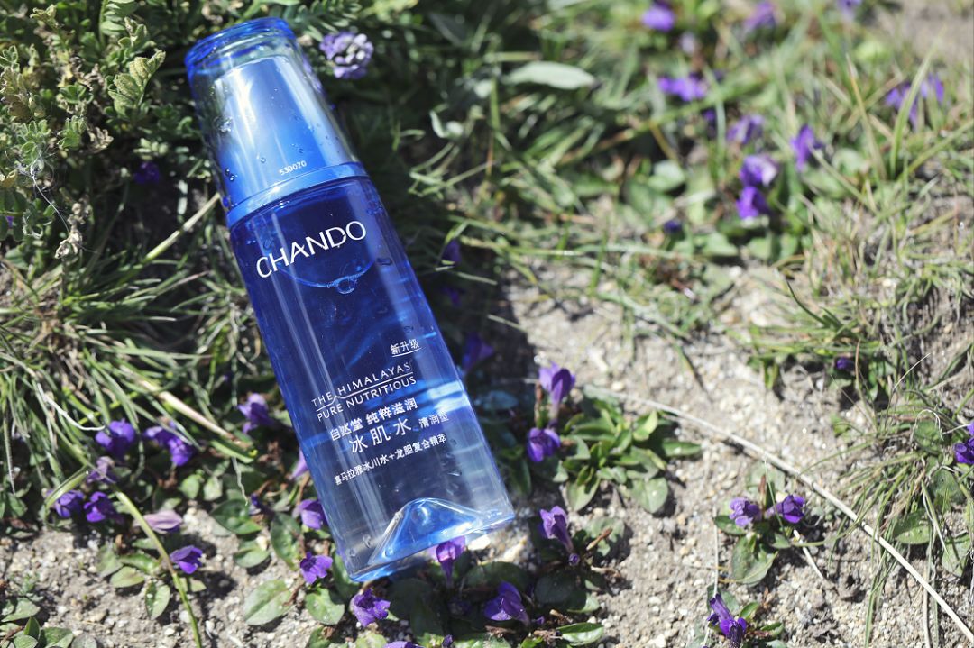 千百年后,自然堂冰肌水采用了源自喜马拉雅5128米的冰川水; 独特的小