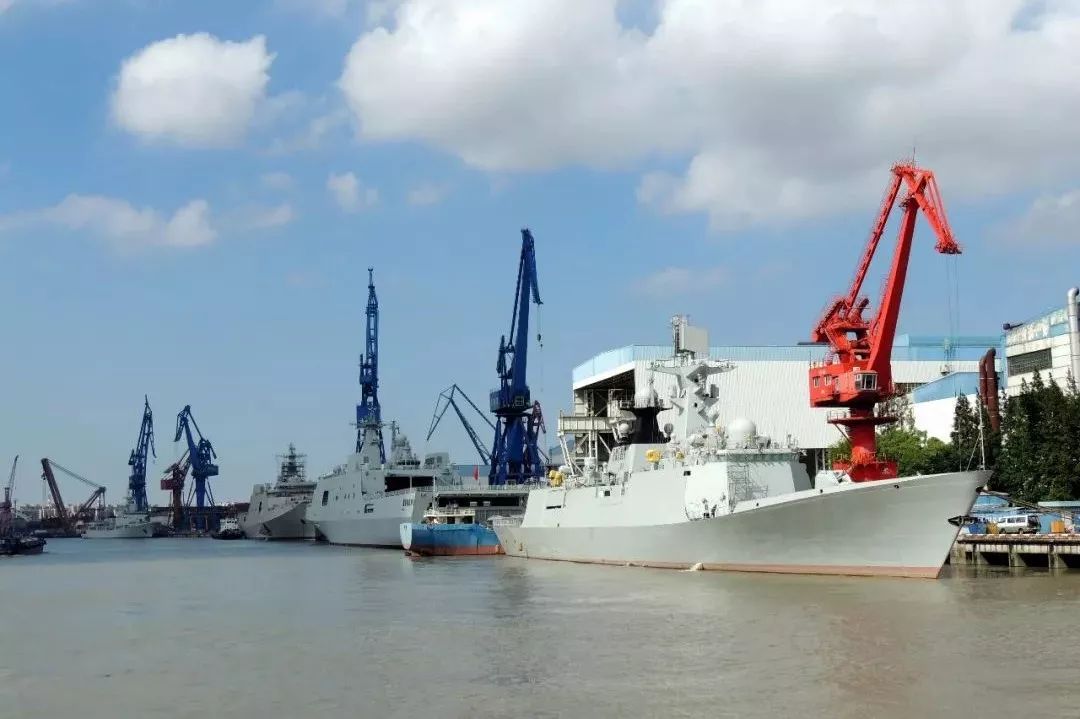 船,而复兴岛中华厂区内则是"小动物"成群,4艘056/056a型轻型护卫舰
