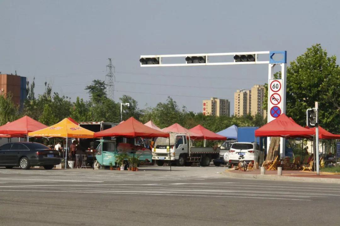 烈日下的等待……东营城区红灯过长让市民很忧伤