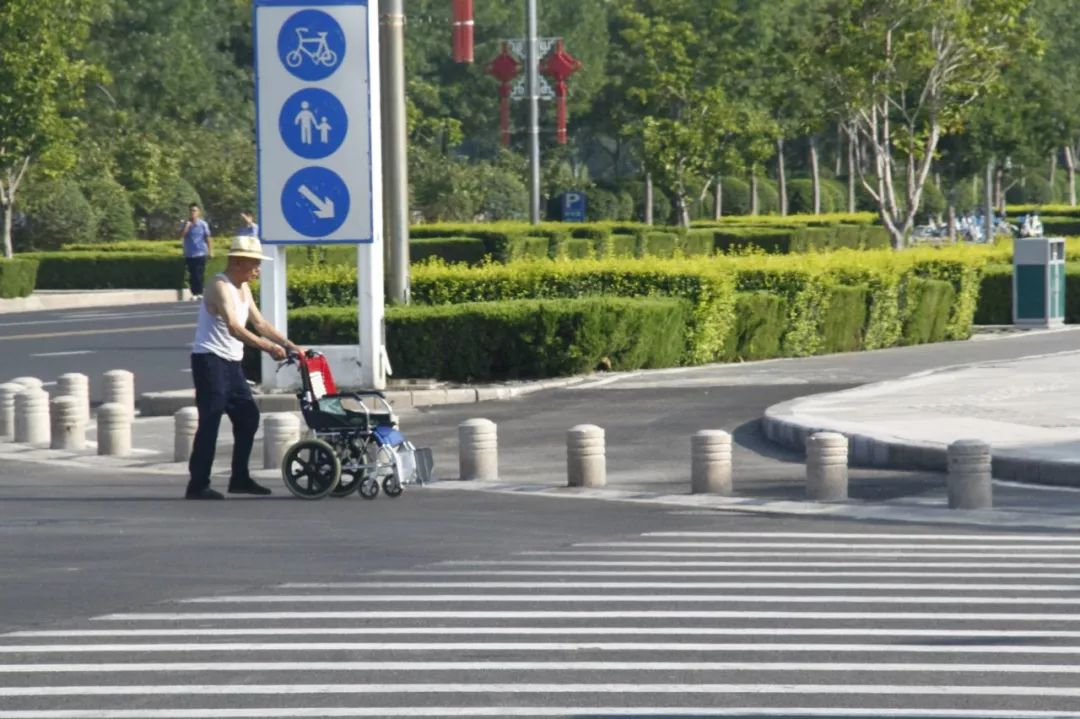 烈日下的等待……东营城区红灯过长让市民很忧伤