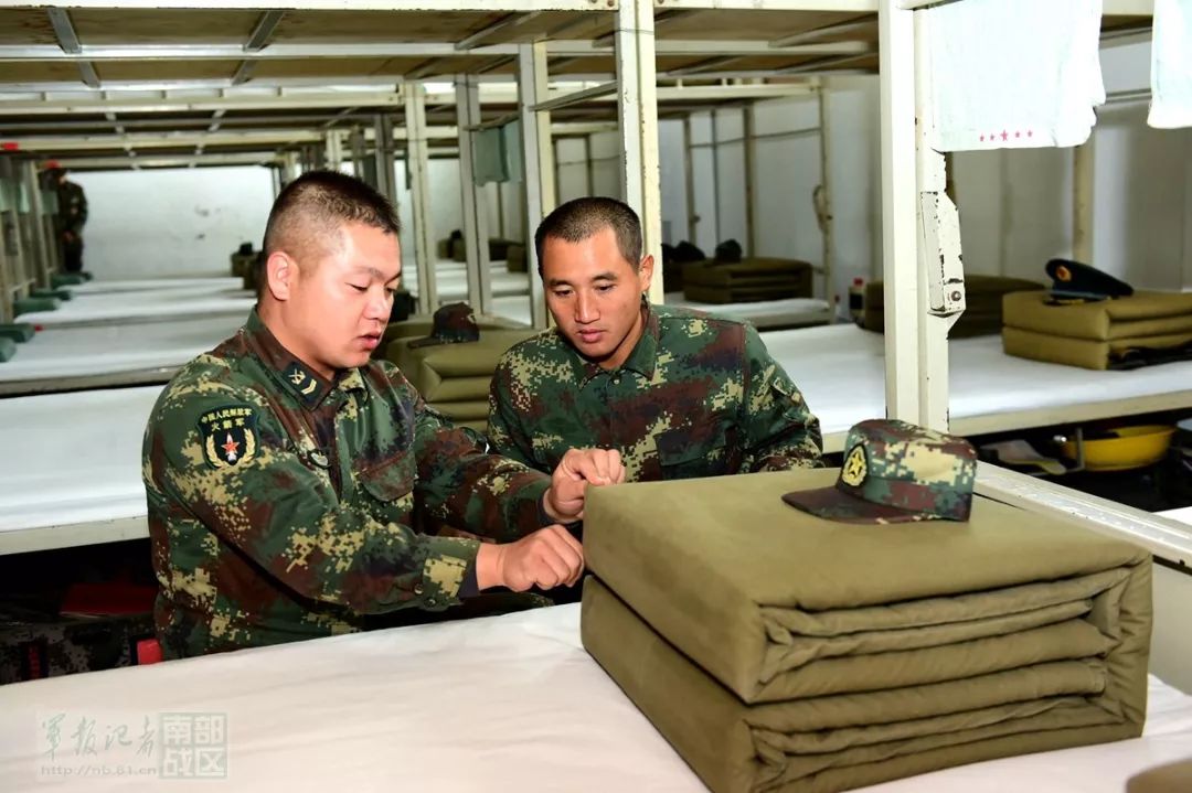 第一次在班长的帮带下,自己也能叠出方方正正的"豆腐块".